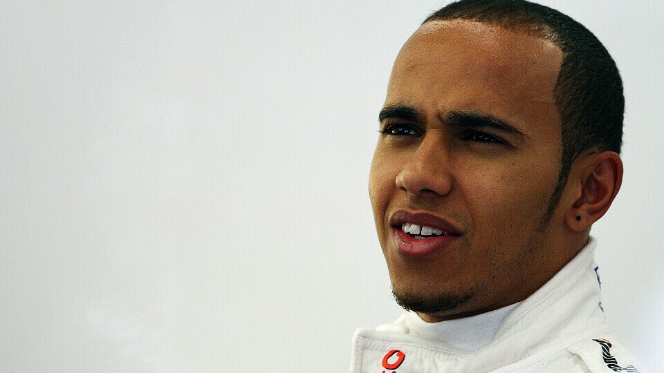 Lewis Hamilton gefällt das Türkei-Wochenende bislang, Foto: Sutton Lewis Hamilton gefällt das Türkei-Wochenende bislang, Foto: Sutton