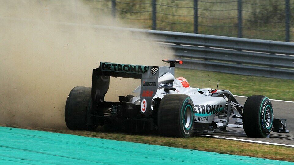 Michael Schumacher drehte sich beim Schlussangriff ins Aus, Foto: Sutton