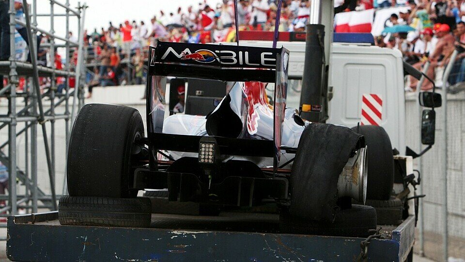 Vettels Auto kam nicht in einem Stück zurück, Foto: Sutton Vettels Auto kam nicht in einem Stück zurück, Foto: Sutton