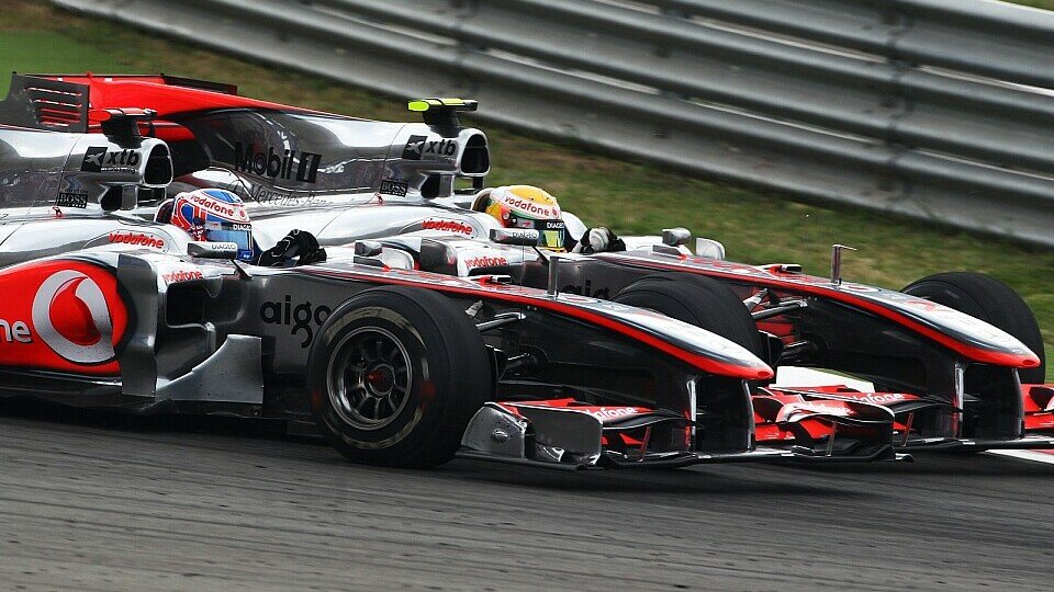 Jenson Button und Lewis Hamilton im Duell - so gleich und doch so unterschiedlich, Foto: Sutton