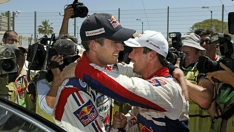 Loeb war einer der ersten Gratulanten im Ziel, Foto: Red Bull/GEPA