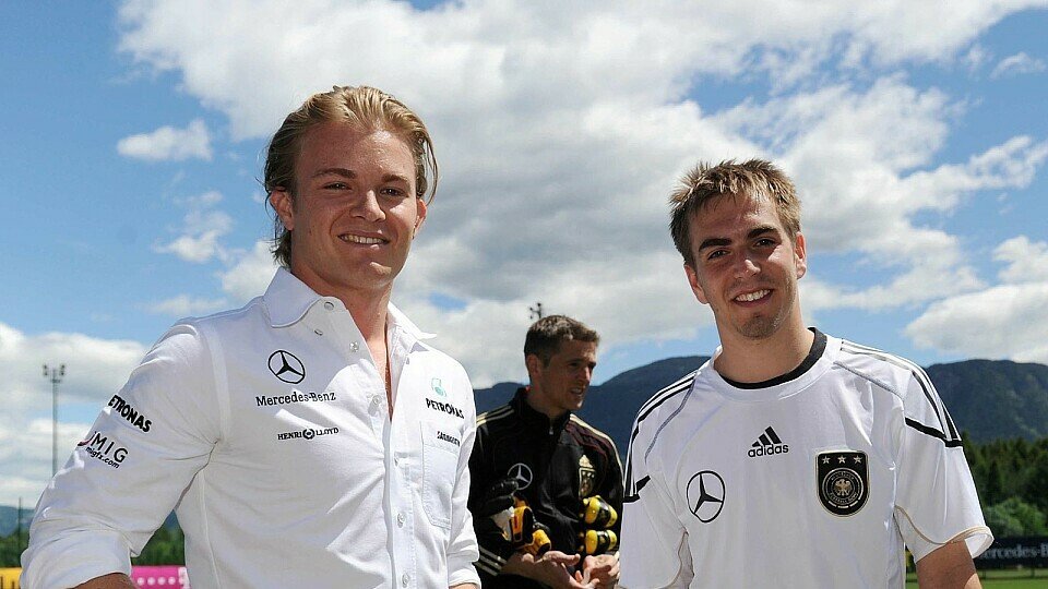 Nico Rosberg und Pascal Wehrlein besuchten das DFB-Team, Foto: Mercedes