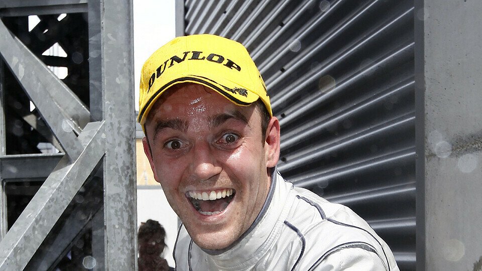 Jamie Green und Gary Paffett zeigen ihr neues Arbeitsgerät, Foto: DTM