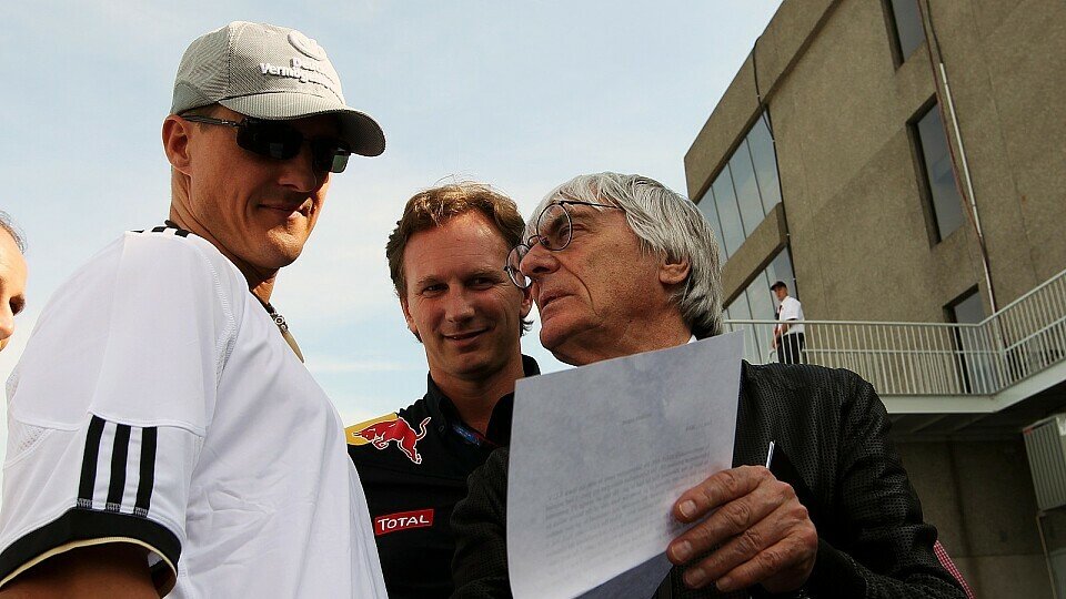 Schau mal, Schumi. Bernie Ecclestone im Dialog mit dem Rekord-Champion, Foto: Sutton