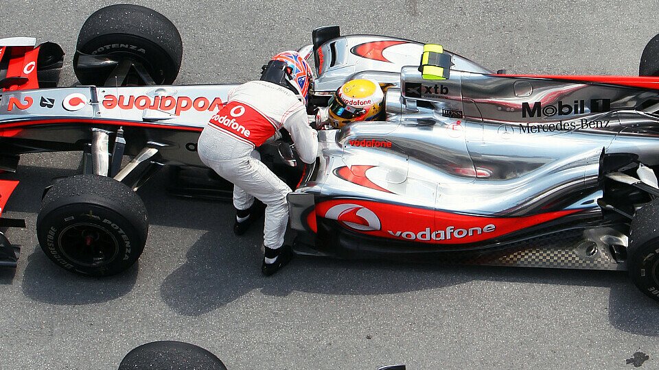 Jenson Button und Lewis Hamilton lassen sich nicht aus der Ruhe bringen, Foto: Sutton