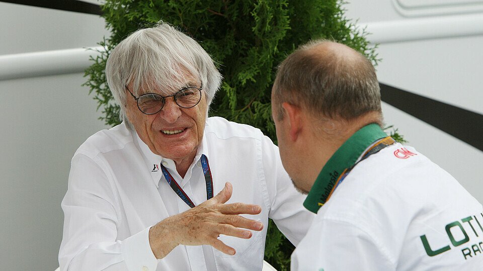 Bernie Ecclestone freut sich über die Rückkehr des Team Lotus, Foto: Sutton