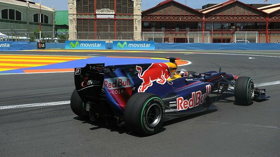 Das Heck des Red Bull übt eine gewisse Faszination auf andere Teams aus, Foto: Bridgestone