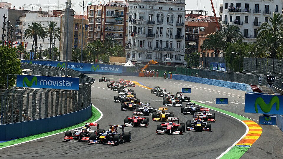 Beim Start war es eng für Sebastian Vettel, Foto: Sutton