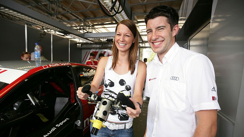 Mike Rockenfeller erklärte Christina Stürmer seinen Audi, Foto: Audi