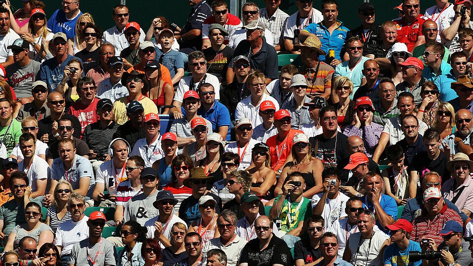 Die Tribünen in Silverstone waren schon am Freitag voll, Foto: Sutton