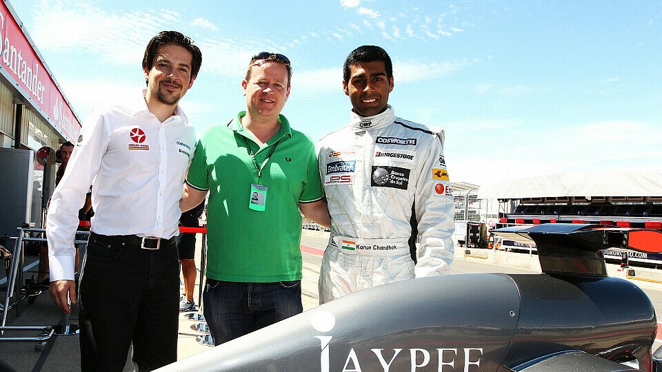 Mark Hughes, hier zwischen Ramon Carabante und Karun Chandhok, ist nicht mehr Chef des Indien-Grand-Prix, Foto: Sutton
