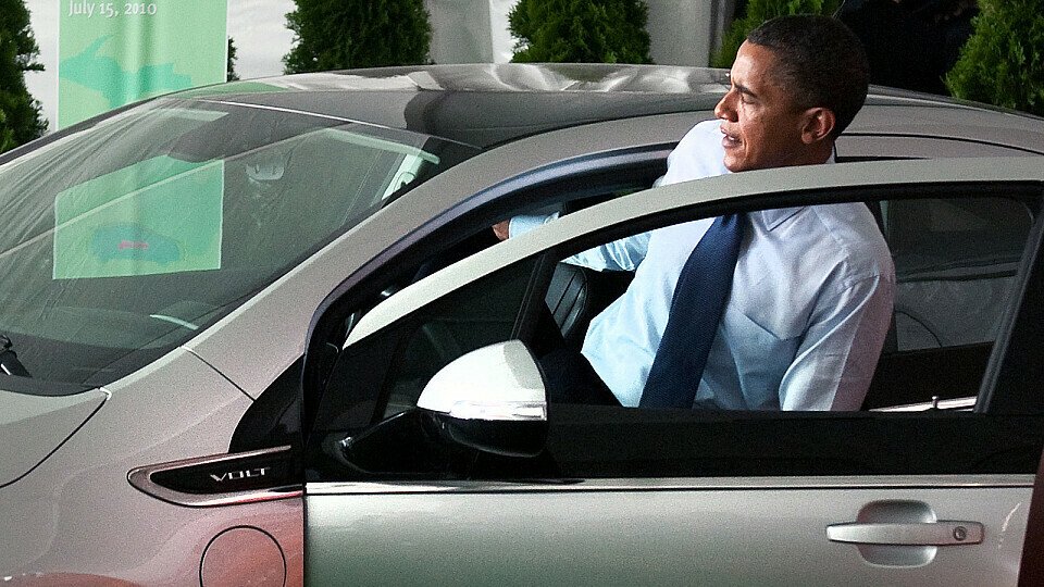 Präsident Barack Obama mit dem Elektrofahrzeug Chevrolet Volt, Foto: Chevrolet