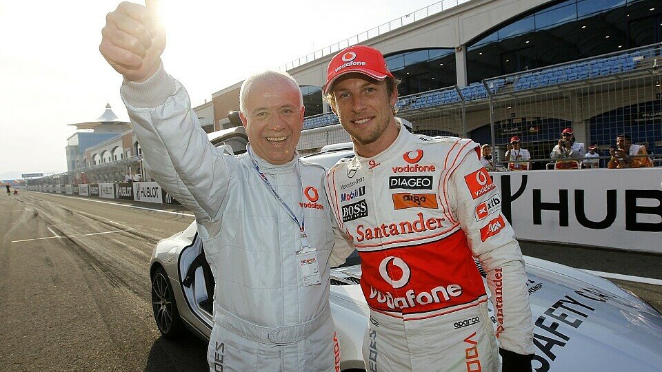 Lewis Hamilton oder Jenson Button nehmen Sie mit auf eine Runde im SLS, Foto: Vodafone