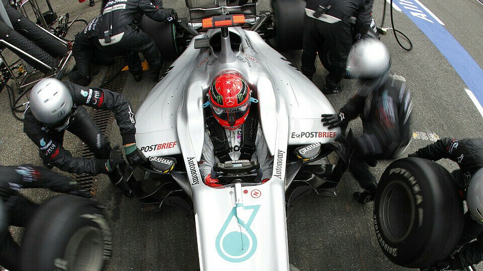 Michael Schumacher schaute nach dem Rennen in Hockenheim bei Felipe Massa vorbei, Foto: Mercedes GP