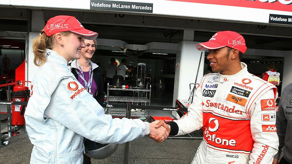 Lewis Hamilton nimmt unsere Leserin auf eine Runde auf dem Hockenheimring mit, Foto: Sutton