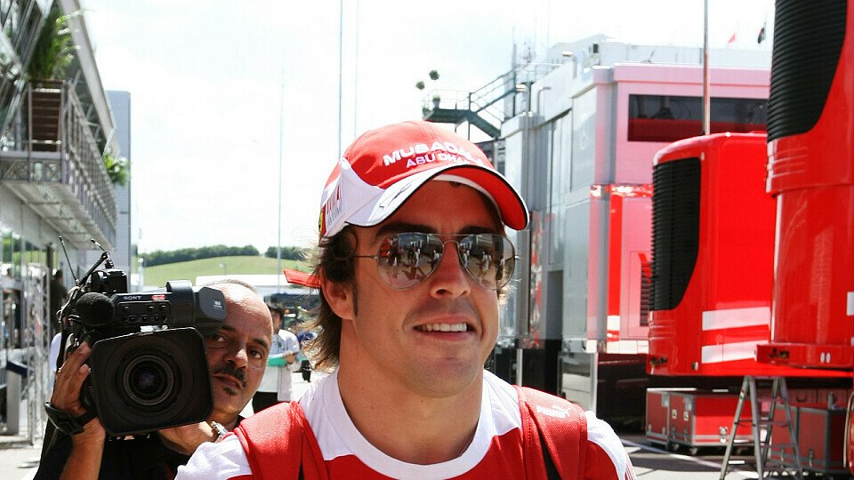 Fernando Alonso war am Donnerstag in Ungarn gut drauf, Foto: Sutton