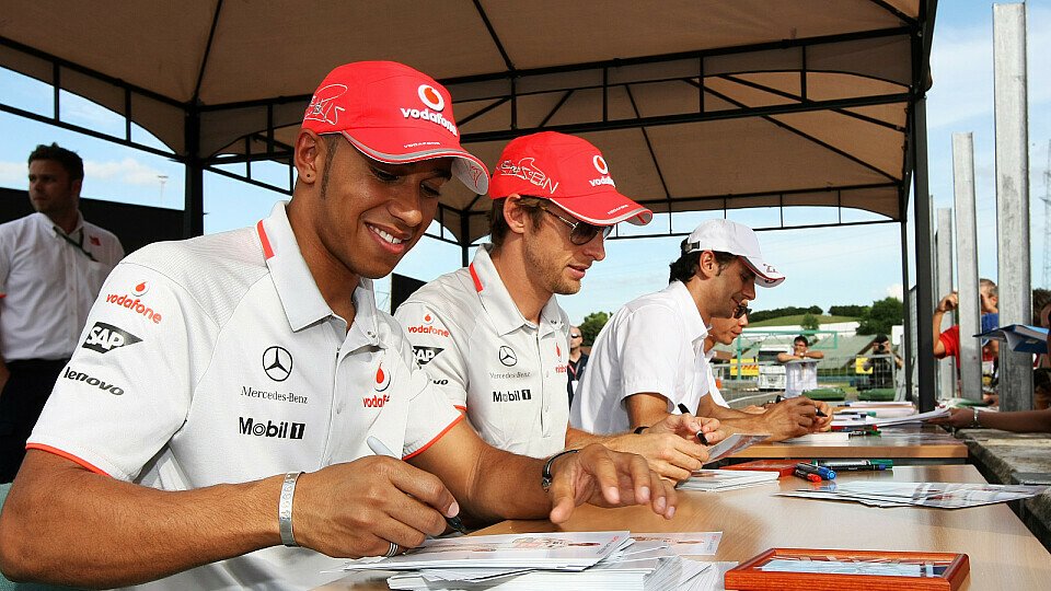 Lewis Hamilton hat gut lachen - er darf früher ran als Kollege Jenson Button, Foto: Sutton Lewis Hamilton hat gut lachen - er darf früher ran als Kollege Jenson Button, Foto: Sutton