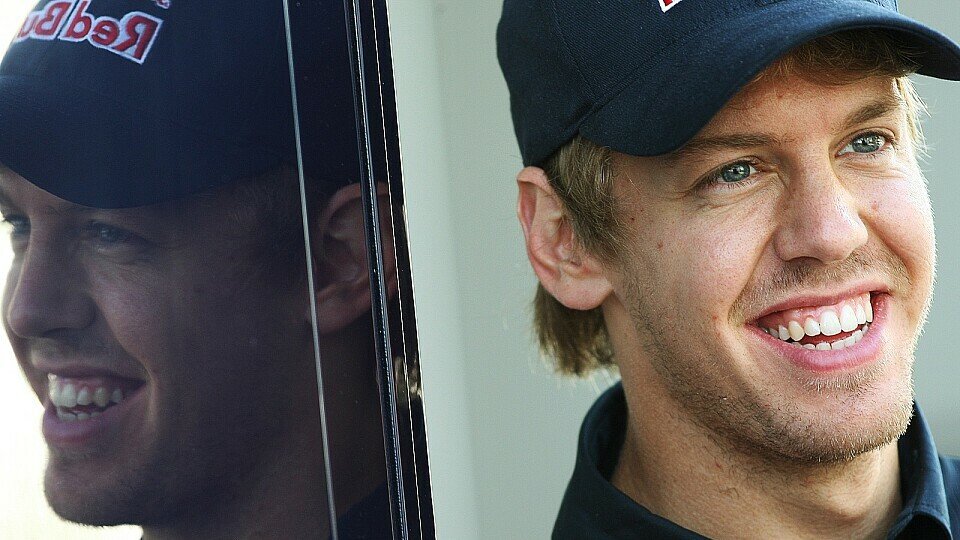 Sebastian Vettel blickt lieber nach vorne, Foto: Sutton