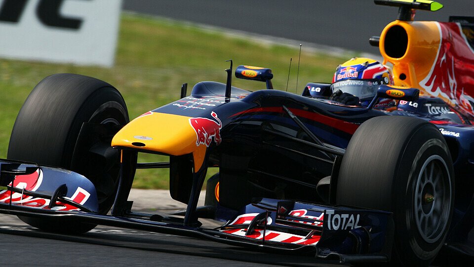 Mark Webber amüsiert sich über Zweifel am Frontflügel des Red Bull, Foto: Sutton