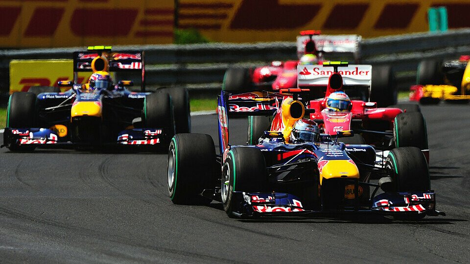 Mark Webber schnappte sich den Sieg vor Alonso und Vettel, Foto: Sutton