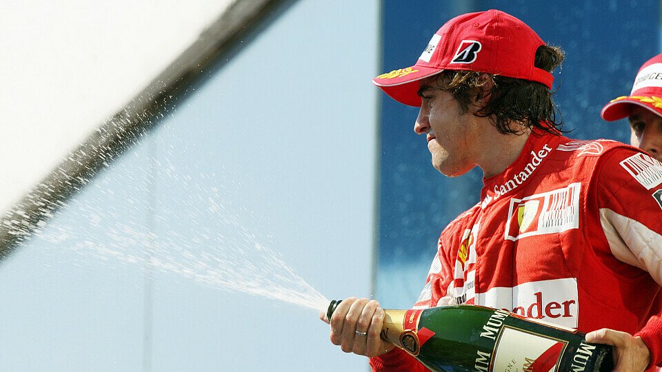 Fernando Alonso muss sich bei der Strecke bedanken, Foto: Sutton Fernando Alonso muss sich bei der Strecke bedanken, Foto: Sutton