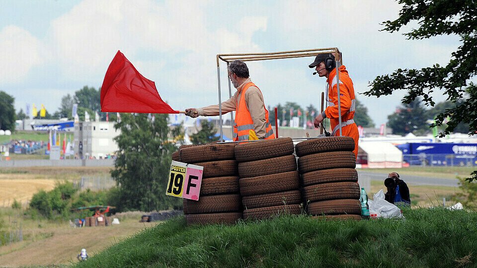Das erste Supersport-Rennen auf der Isle of Man wurde abgebrochen und soll um 14 Uhr MEZ erneut gestartet werden, Foto: Toni Börner