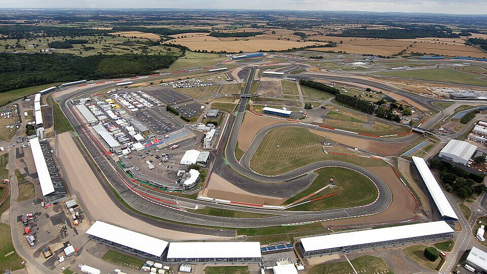 Malgré de nombreuses rénovations, le circuit de Silverstone n'a rien perdu de son charme, Photo : BMW Motorrad