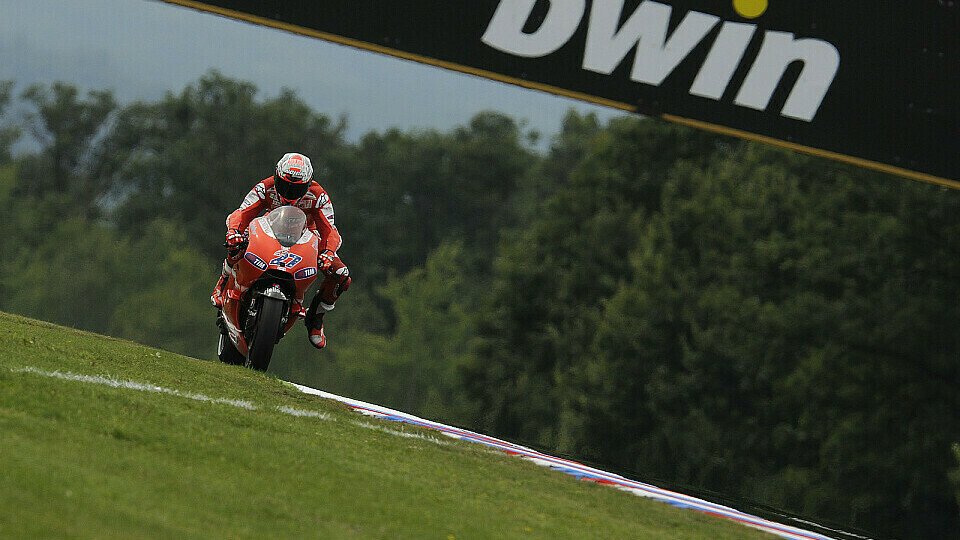 Casey Stoner will diese Saison noch alles für Ducati geben. Aber leicht ist es im Moment dennoch nicht., Foto: Bridgestone