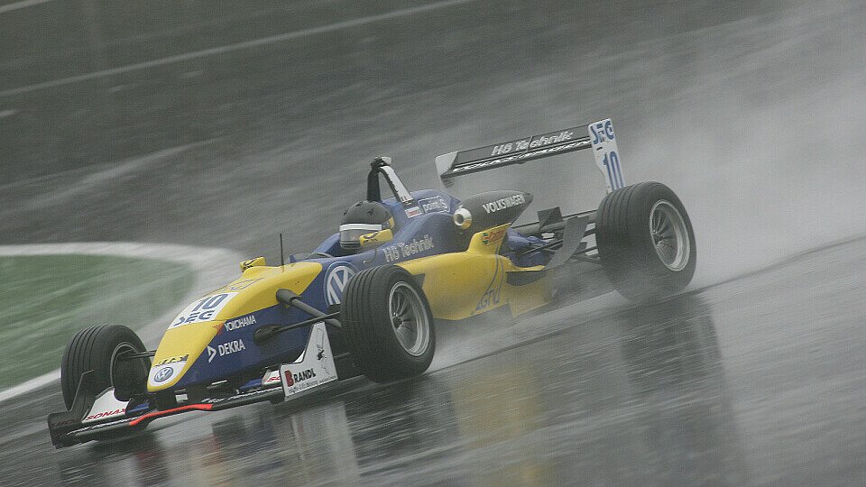 Tom Dillmann auf dem Weg zur Pole, Foto: Formel 3 Cup