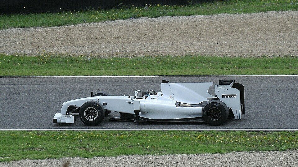 Pirelli würde gerne wie 2010 mit einem eigenen Testauto fahren, um sich für 2017 zu wappnen, Foto: Sutton