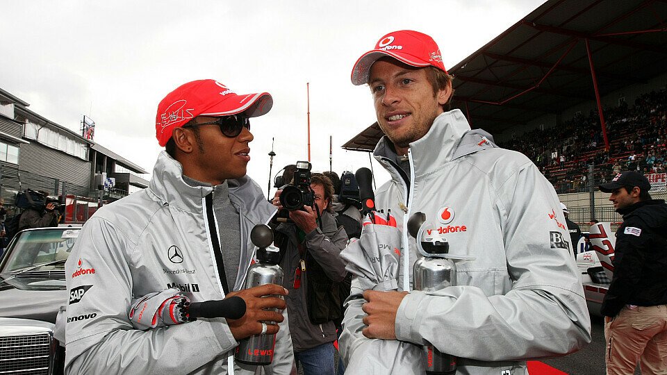 Jenson Button und Lewis Hamilton verfielen nicht dem Streit, Foto: Sutton