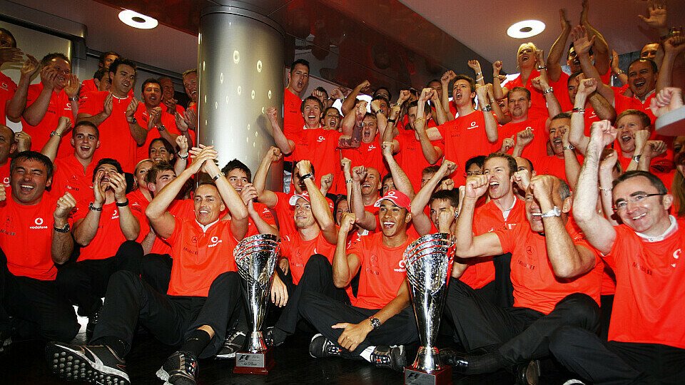 Bei McLaren wollen die Mitarbeiter auch 2011 wieder viel zu feiern haben, Foto: Sutton