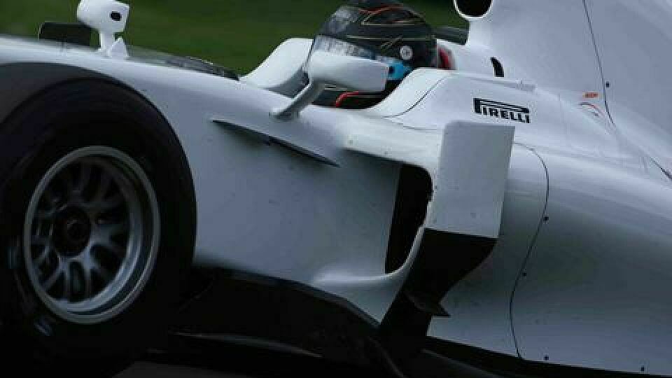 Nick Heidfeld ist optimistisch für die Pirelli-Reifen, Foto: Pirelli