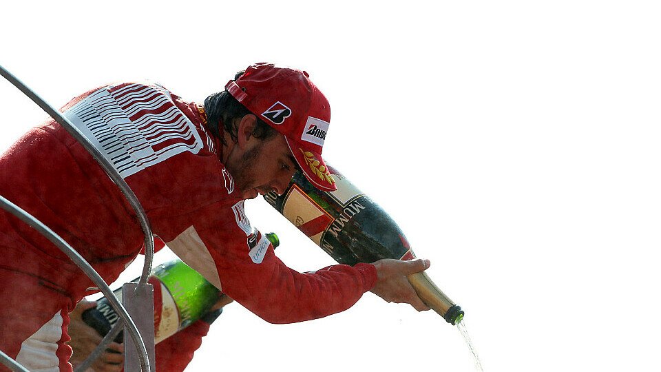 Fernando Alonso würde gerne wieder Champagner verspritzen, Foto: Sutton