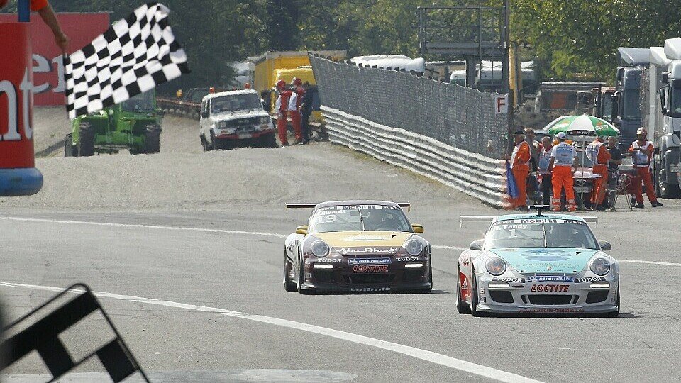 Nicholas Tandy gewinnt das Saisonfinale, Foto: Porsche