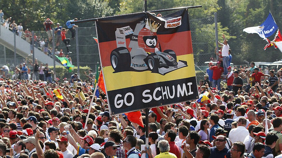 Die Fans feuern Schumacher noch immer an, Foto: Mercedes GP