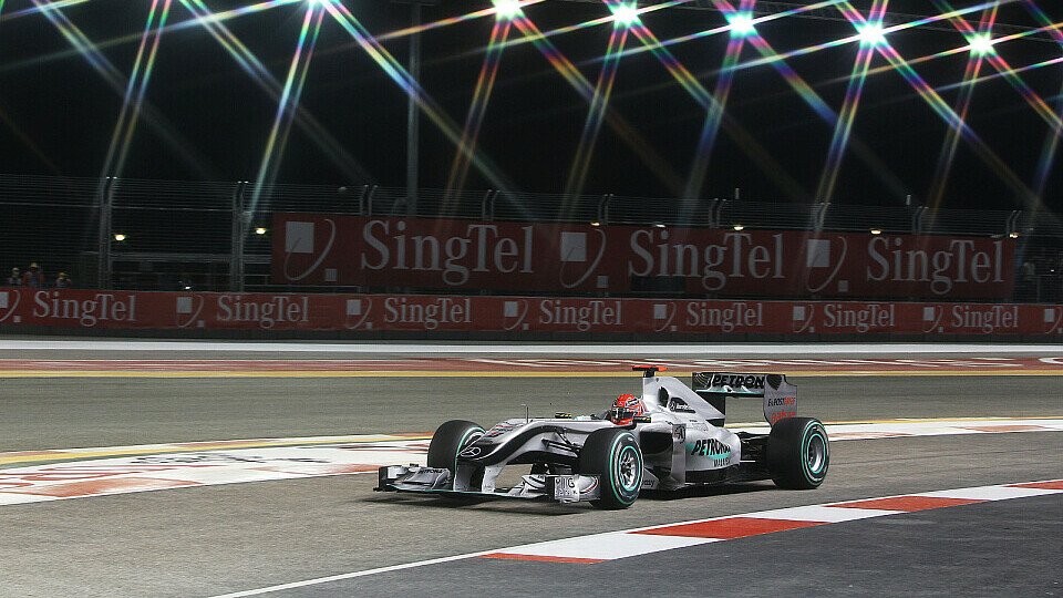 Action unter Flutlicht: 2010 war das Nachtrennen für Michael Schumacher noch ungewohnt - der Deutsche ist aber ein Fan der späten Startzeit, Foto: Sutton