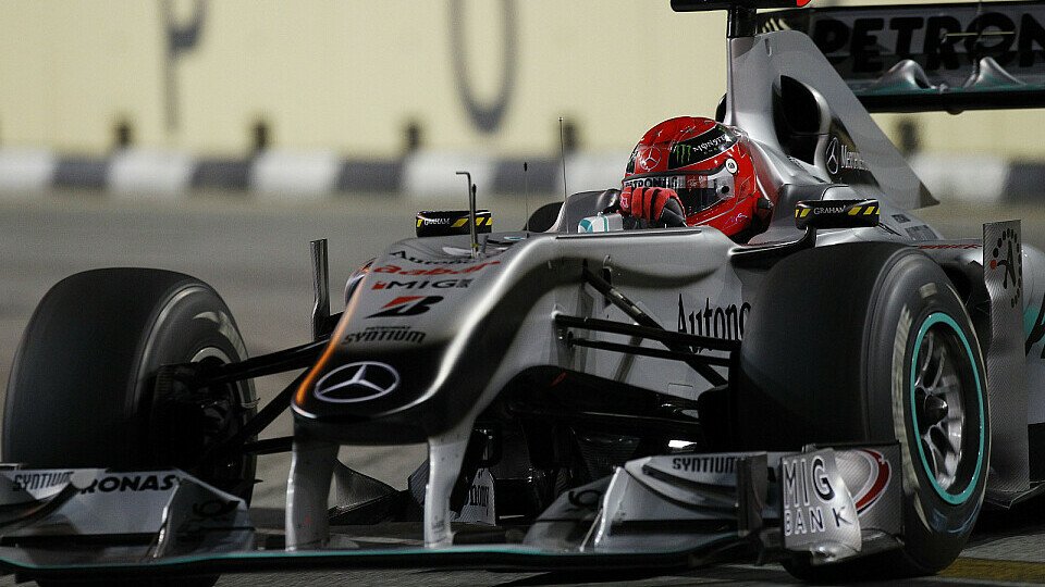 Michael Schumacher kämpft mit den Reifen, Foto: Mercedes GP