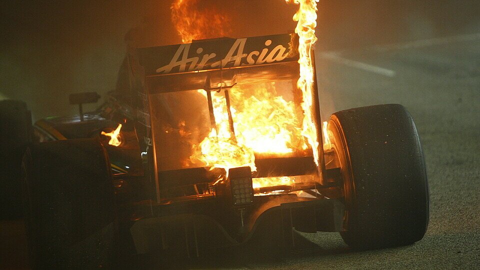 Heikki Kovalainen musste sein Auto selbst löschen, Foto: LotusF1