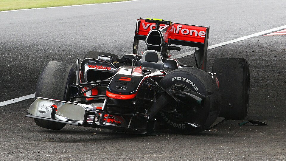 Lewis Hamiltons Auto hat beim Unfall im ersten Training einigen Schaden genommen, Foto: Sutton
