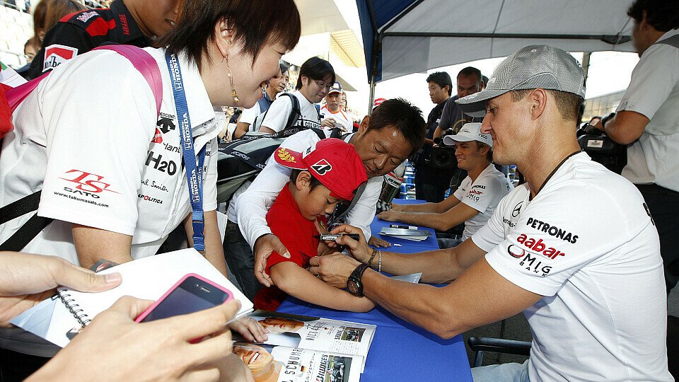 Michael Schumacher will den japanischen Fans etwas zurückgeben, Foto: Mercedes GP