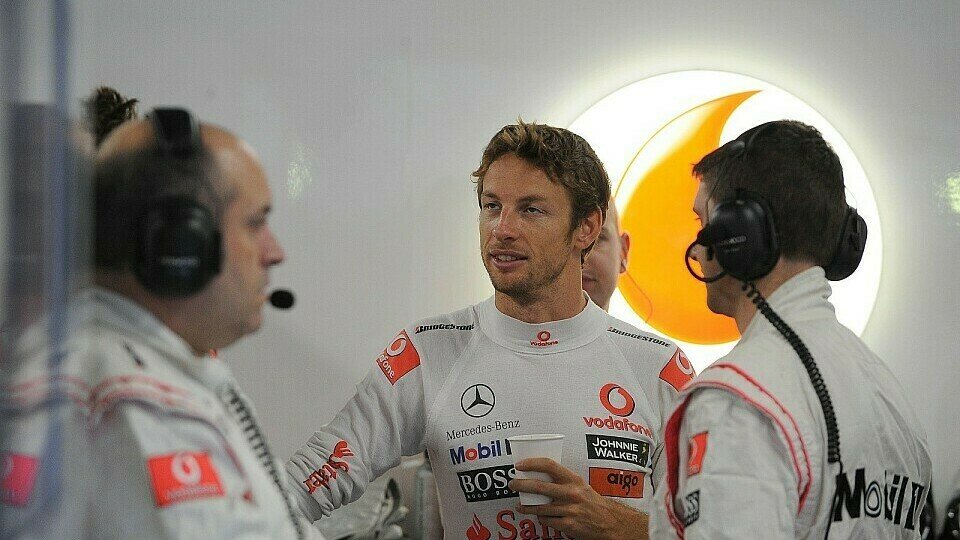 Jenson Button plauderte ein wenig, Foto: Bridgestone