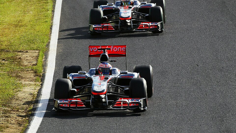 Jenson Button und Lewis Hamilton haben die Hoffnung noch nicht aufgegeben, Foto: Sutton