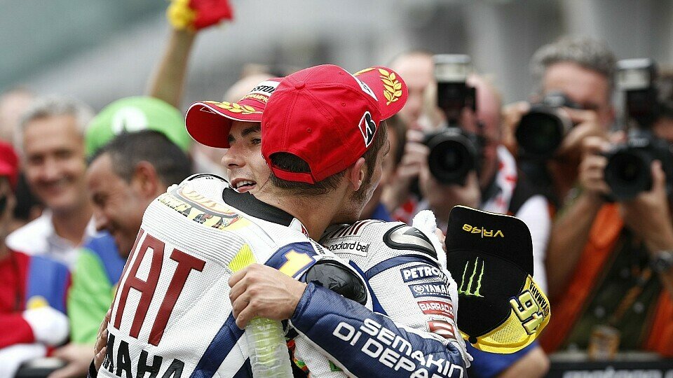 Als Team gewannen Jorge Lorenzo und Valentino Rossi in 2010 alles, was in der MotoGP zu gewinnen ging. Auch wenn es Rossi natürlich lieber gesehen hätte, wenn er statt Lorenzo Weltmeister geworden wäre., Foto: Sutton