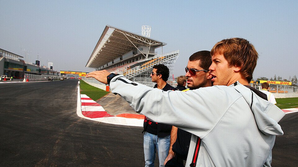 Sebastian Vettel hat die Strecke genau inspiziert, Foto: Sutton