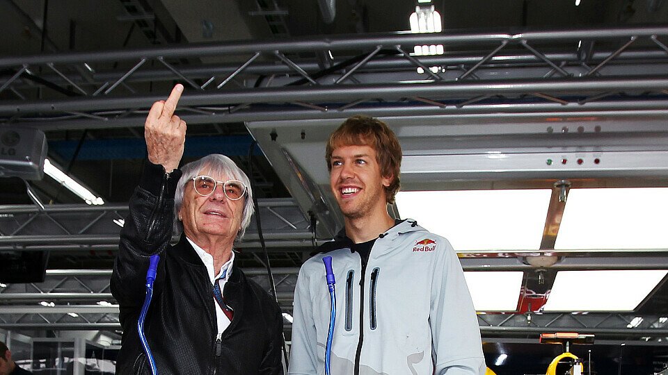 Bernie Ecclstone packt den Stinkefinger aus, Vettel lacht, Foto: Sutton