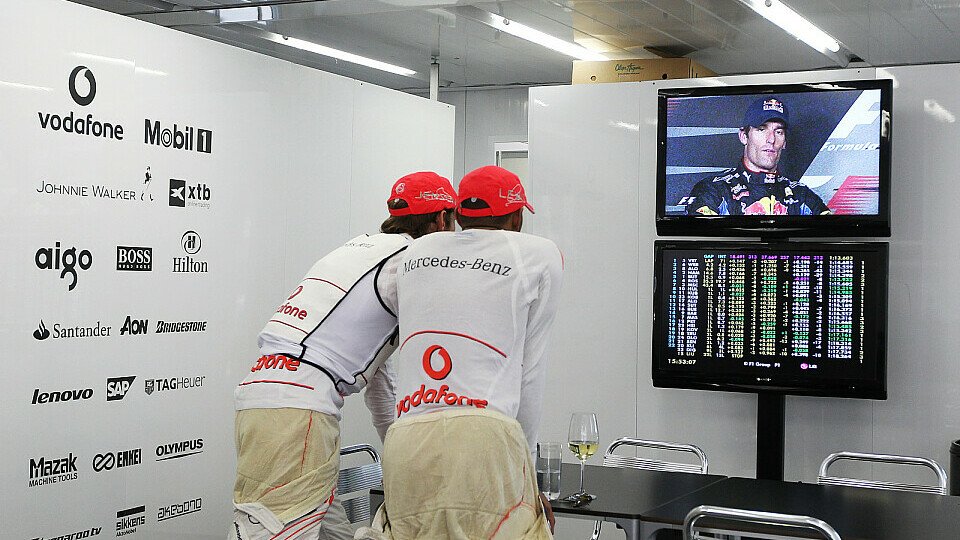 Lewis Hamilton und Jenson Button schauen genau hin, Foto: Sutton