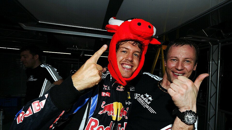 Kann Sebastian Vettel erneut die Hornmütze aufziehen?, Foto: Red Bull/GEPA