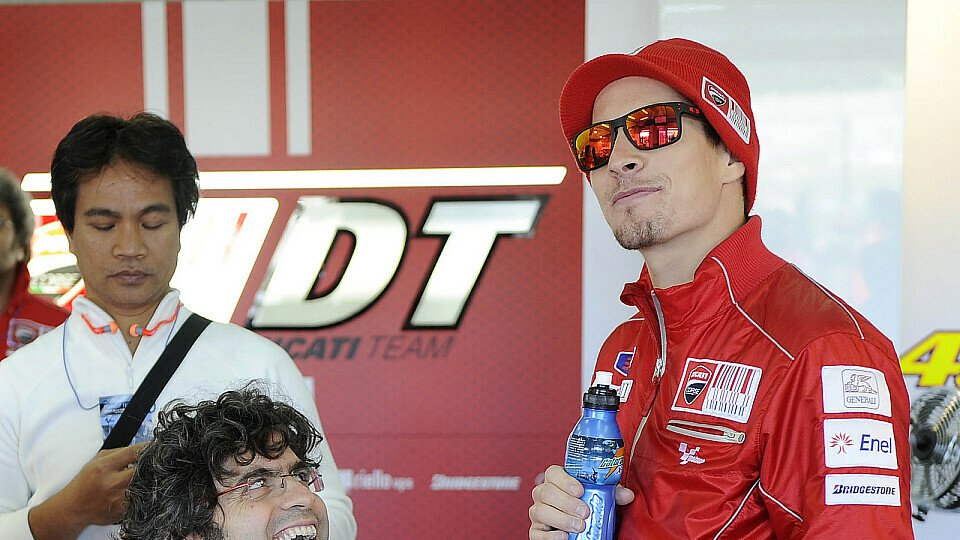Filippo Preziosi und Nicky Hayden beobachten interessiert die ersten Runden von Valentino Rossi auf der Ducati, Foto: Ducati