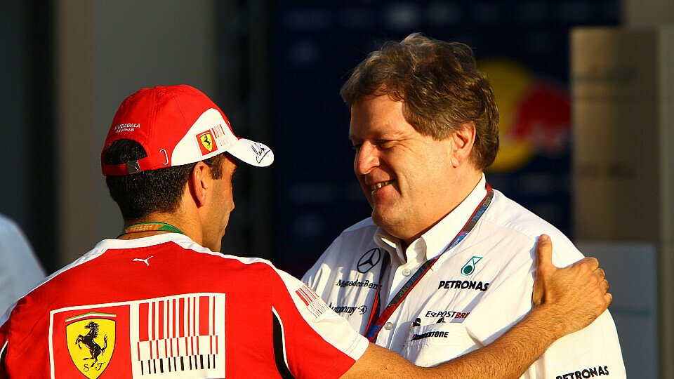 Das Bild täuscht - was drei Autos pro Team betrifft teilt Norbert Haug seine Meinung sicher nicht mit Ferrari, Foto: Sutton